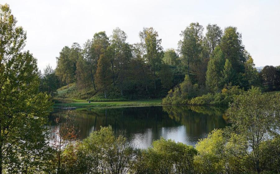 Raknehaugen rises above the southern shore of Lake Ljøgottjern