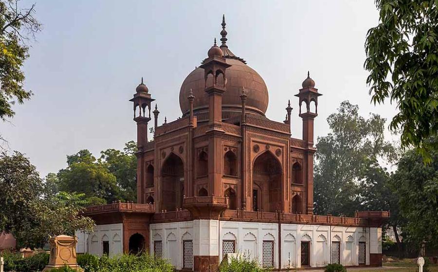 The tomb of Colonel John Hessing in Agra, a copy of the Taj Mahal in red sandstone.  Source: DeepanjanGhosh/CC BY-SA 4.0