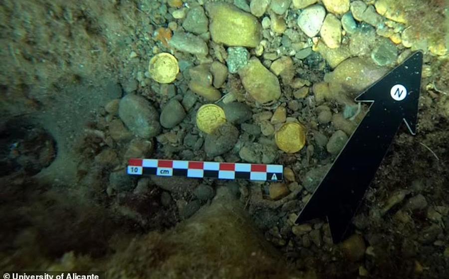 Three gold coins on the seabed. Source: Copyright University of Alicante.