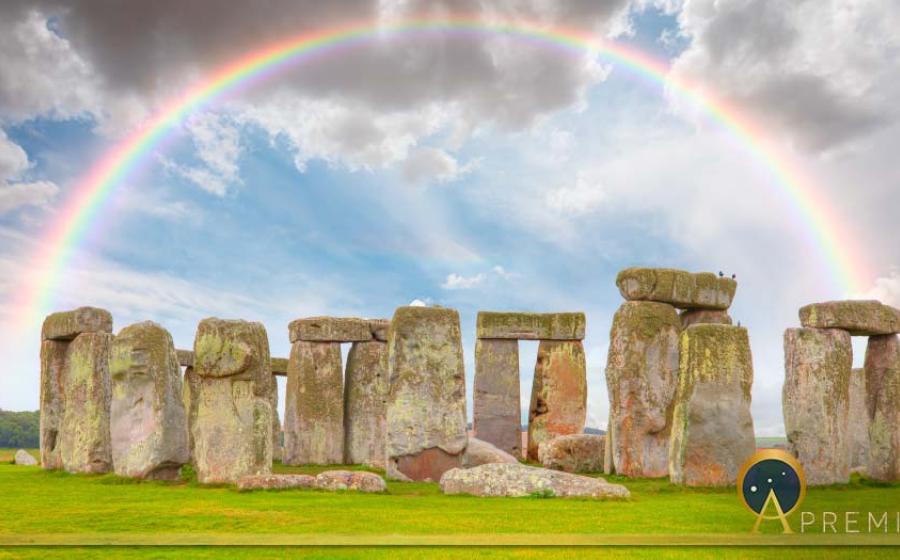 Panoramic view of Stonehenge with rainbow - United Kingdom (muratart / Adobe Stock)
