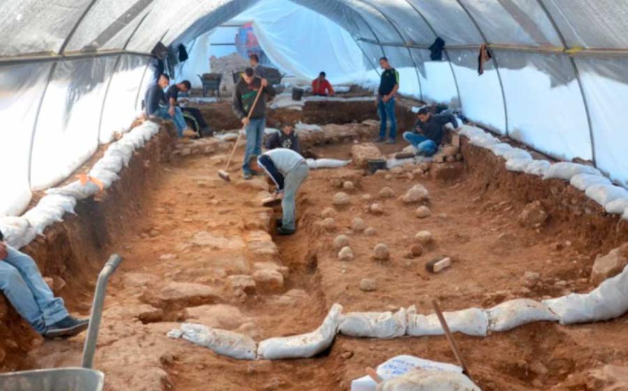 The Russian Compound excavation site in central Jerusalem and the Roman siege engine ballista stones found there, which were then used to plot the launch location of the projectiles. Source: Yoli Schwartz / Israel Antiquities Authority