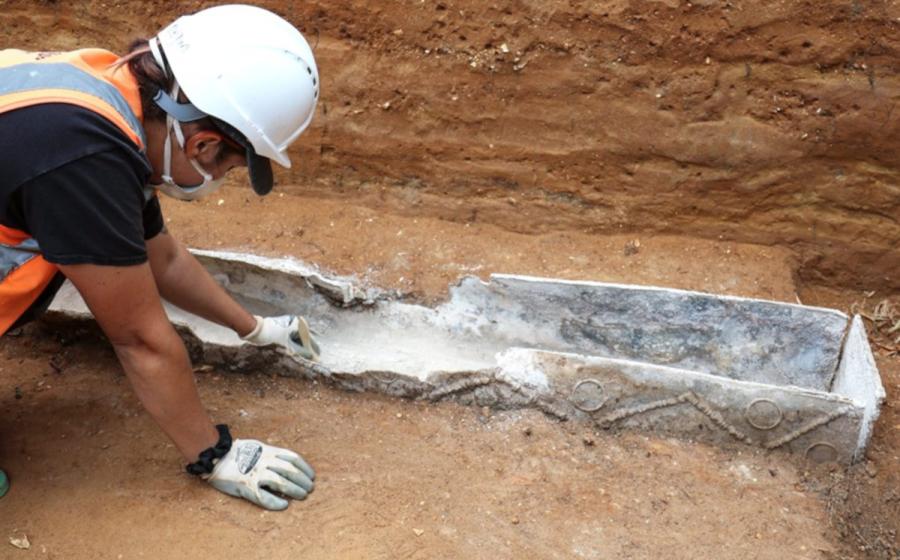 Excavation of the elite Roman lady’s coffin in Colchester