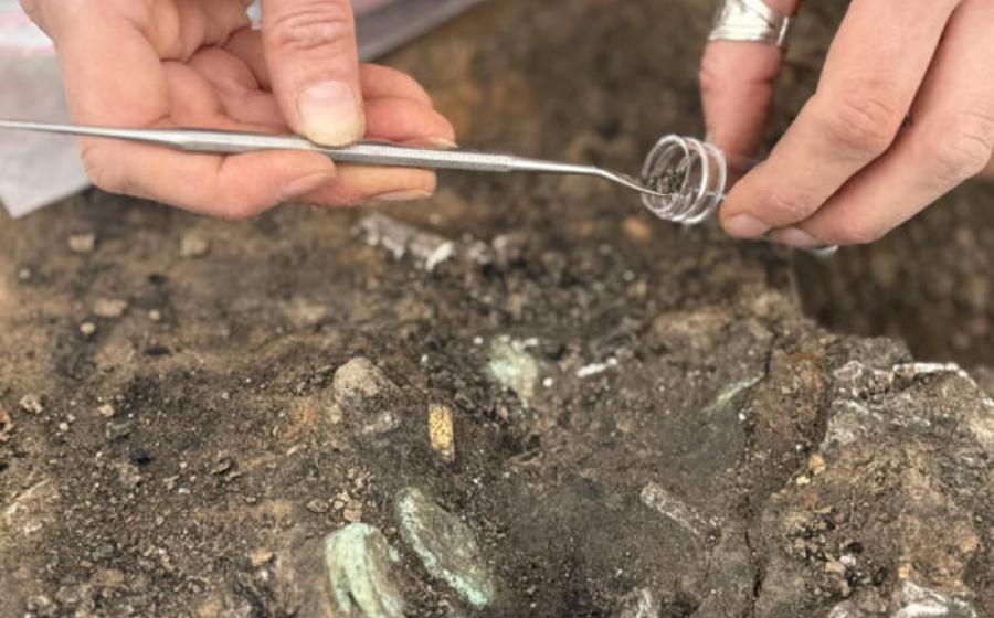 Release and withdrawal of the monetary deposit from the Roman bustum burial at Lamonzie-Saint-Martin, Dordogne, France.