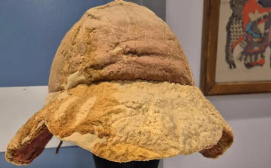 Roman sun hat on a presetation stand.