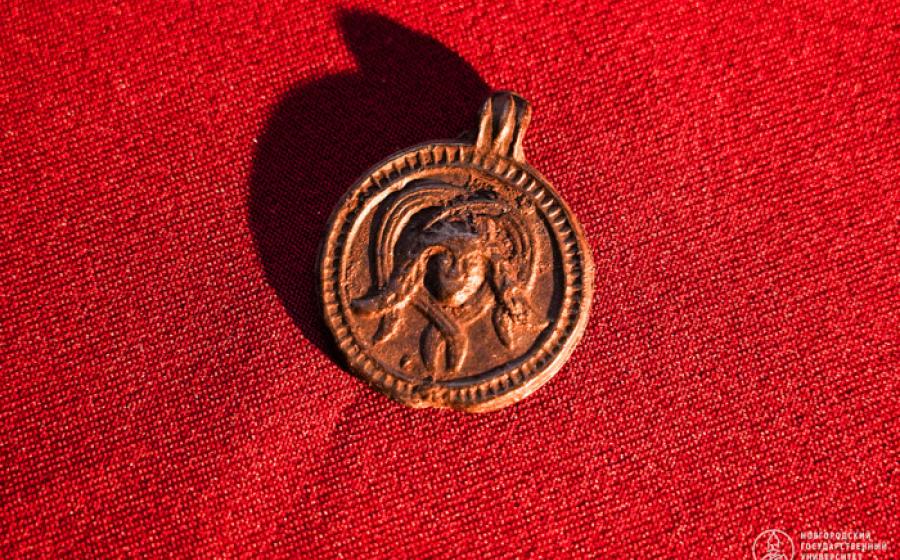 11th-century serpentine pendant discovered at Staraya Russa