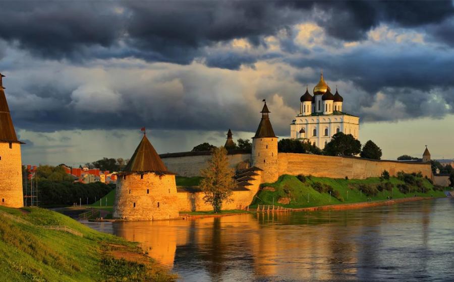 Distance view of the Kremlin. Source: parsadanov / Adobe Stock.