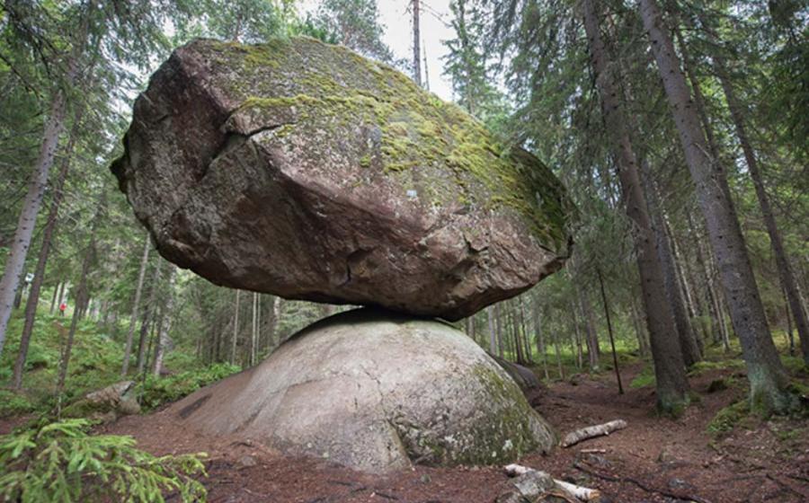 A photo of the Kummakivi Balancing Rock.