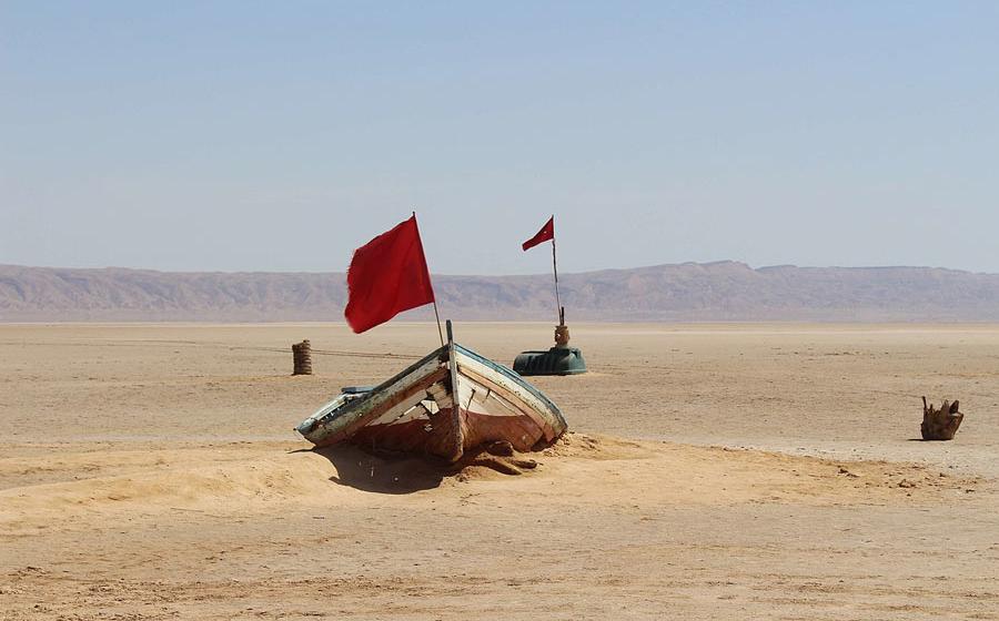 In summer Tunisia's Chott el Djerid salt lake is almost entirely dried up, as seen in this photo from May 2021, but many believe that beneath this sand lies the remains of Tunisian Atlantis. 		Source: Kais photographies / CC BY-SA 4.0