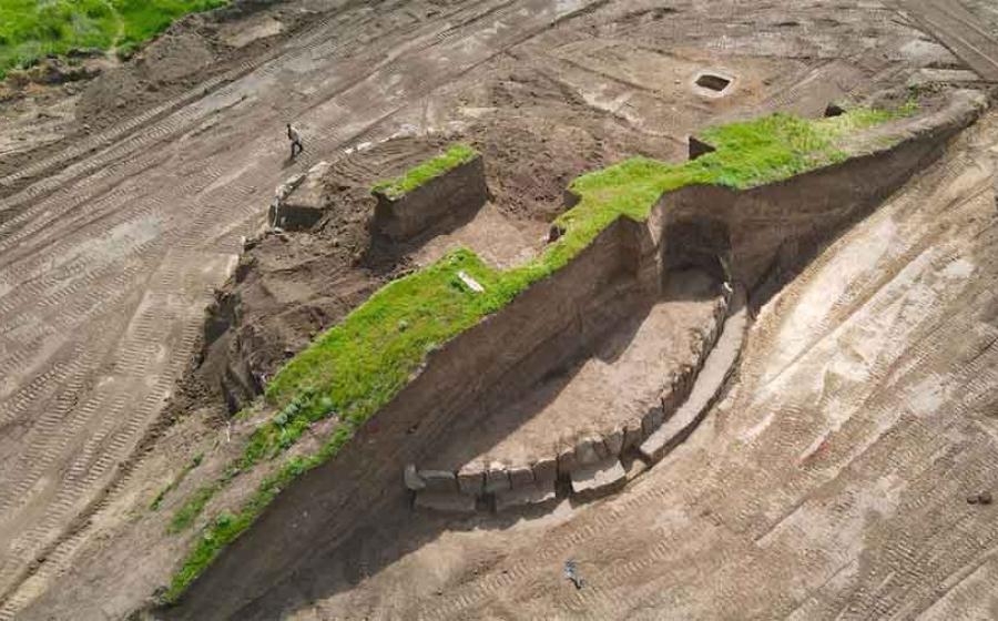 Ukrainian Burial Mound Dig Reveals 5,500-Year-Old Stonehenge-like Structure