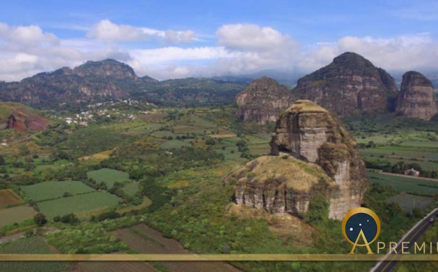 The "Mexican Sphinx" near Tlayacapan, surrounded by mountains of the Sacred Valley and the landscape around the town of Tepoztlán. (Image: © Marco Vigato)