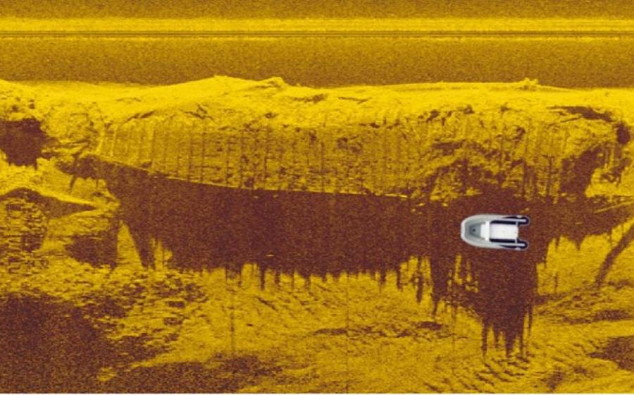 A sonar image of the wreck in the Vistula River and the dingy the archaeologists used to search for it, showing the relative size of the ship.            Source: Podwodne wraki Warszawy