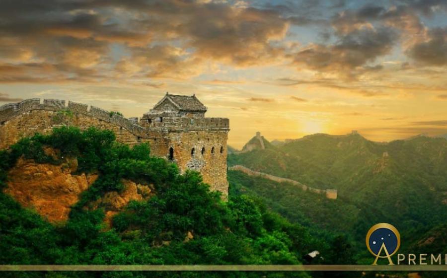 Great Wall of China stretching forever into the distance (MICHEL / Adobe Stock)