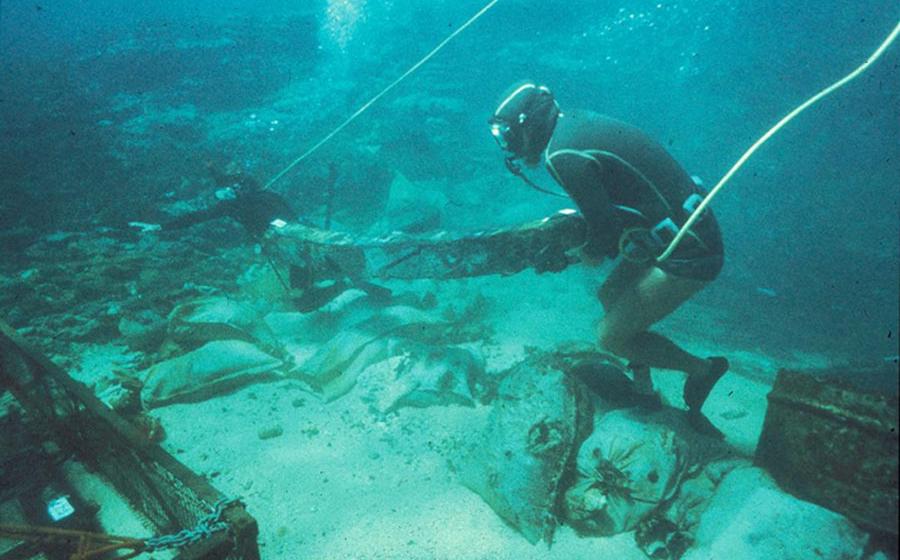 Australian aquatic forensics experts working on a wreck off the coast of Western Australia, in an attempt to understand what happens to bones over time in shipwrecks.		Source: The Conversation / Western Australian Museum