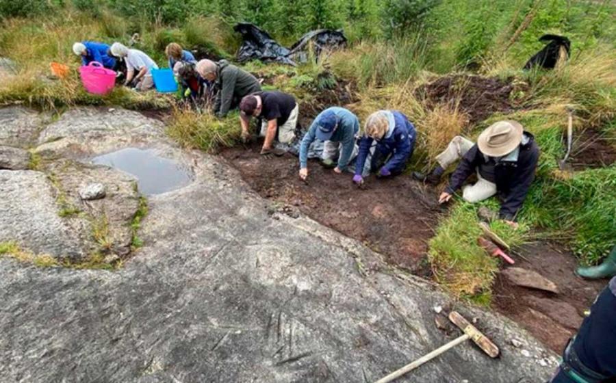 A large axe-grinding stone near Balfron in Scotland is where Neolithic toolmakers sharpened stone axes thousands of years ago. Source: Dr. Murray Cook
