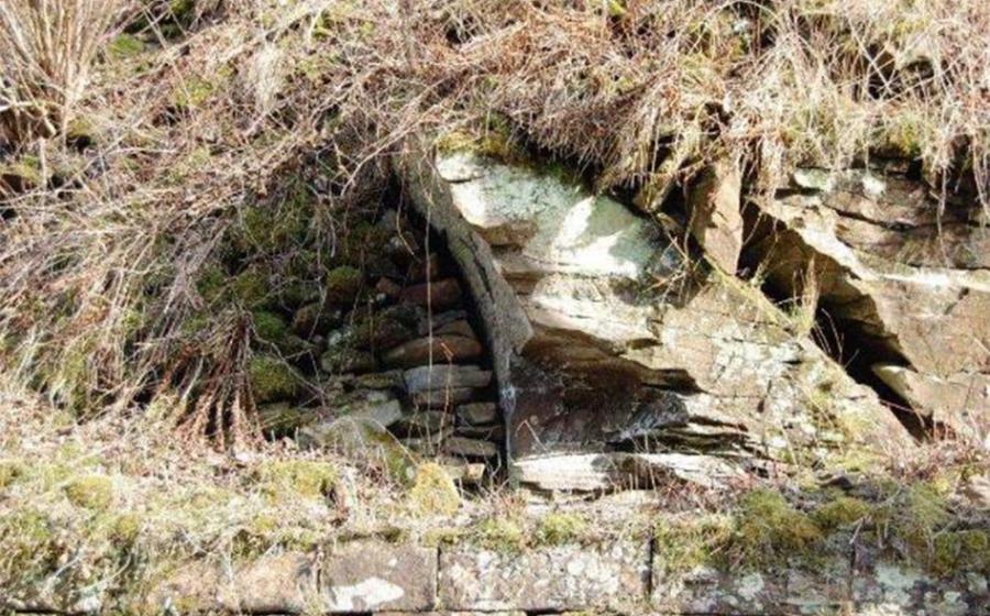 The visibly arched portal of Cairn 2 in Maulbronn, Germany. Source: Author provided