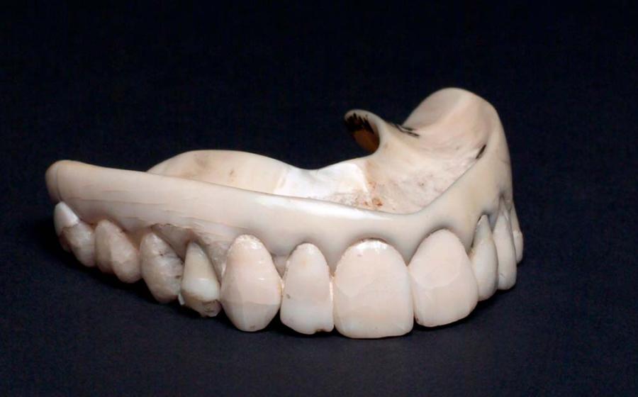 Upper ivory denture with human teeth. Source: Science Museum, London / CC BY 4.0