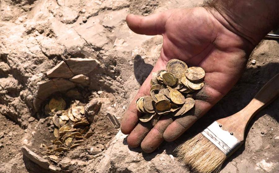 Teenage volunteers taking part in a summer holiday excavation discovered an impressive hoard of rare 24-carat gold coins in Israel dating back to around 1,100 years ago. Source: Yoli Schwartz / Israel Antiquities Authority