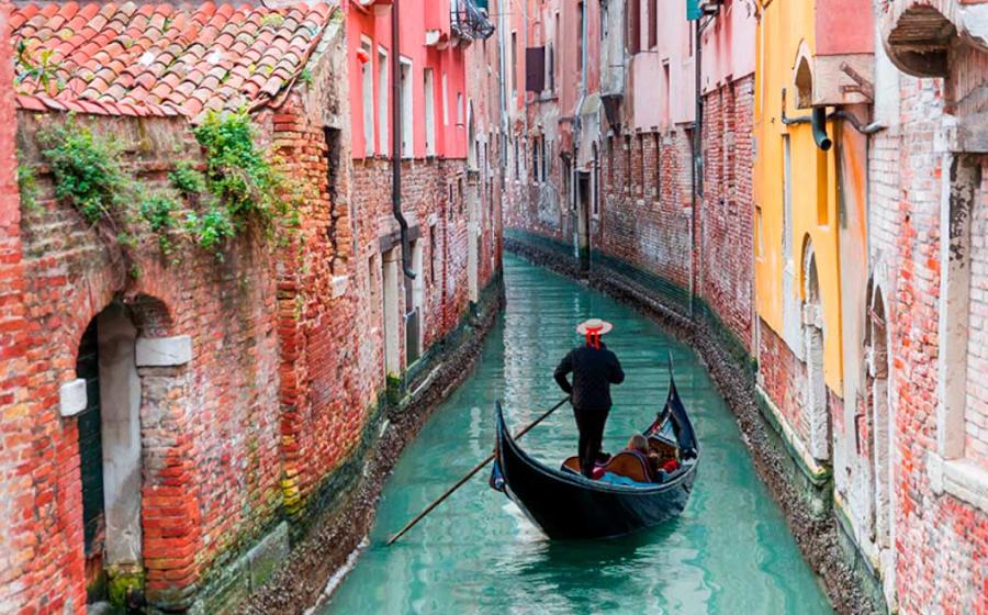 The buildings of Venice appear to float above the water, begging the question “how was Venice built?” Source: muratart / Adobe Stock 