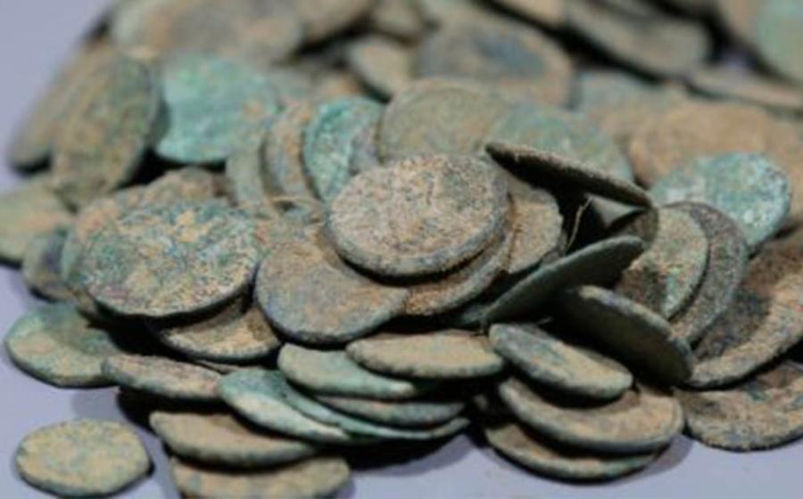 Some of the 14000 Roman and Gallic coins that were found at Patrice T’s home in Belgium that he claims he “legally” discovered in his Flanders field. Evidence clearly suggests that he stole these illegal artifacts from French soil and that’s illegal!       Source: Agentschap Onroerend Erfgoed