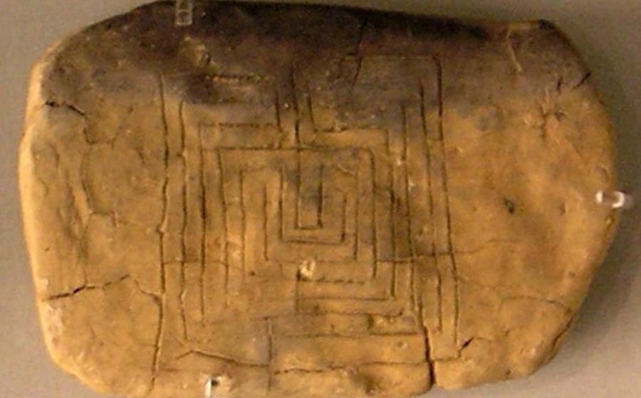 Reverse of a clay tablet from Pylos with a labyrinth motif. 