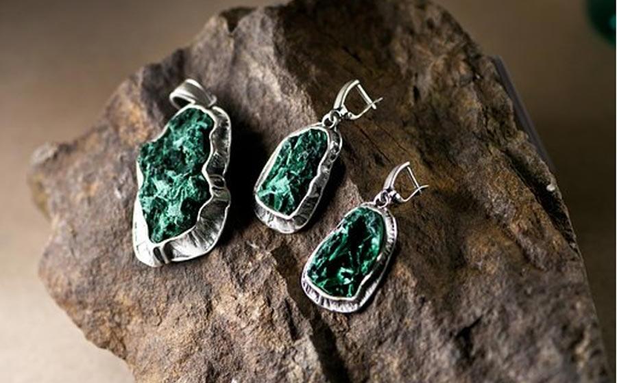 Malachite silver pendant and earrings.	Source: Pixabay