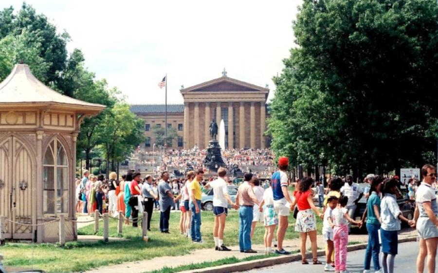 Participants in the 1986 Memorial Day event Hands Across America, designed to raise money to fight hunger in the United States, lined up along and near the Benjamin Franklin Parkway in Philadelphia.