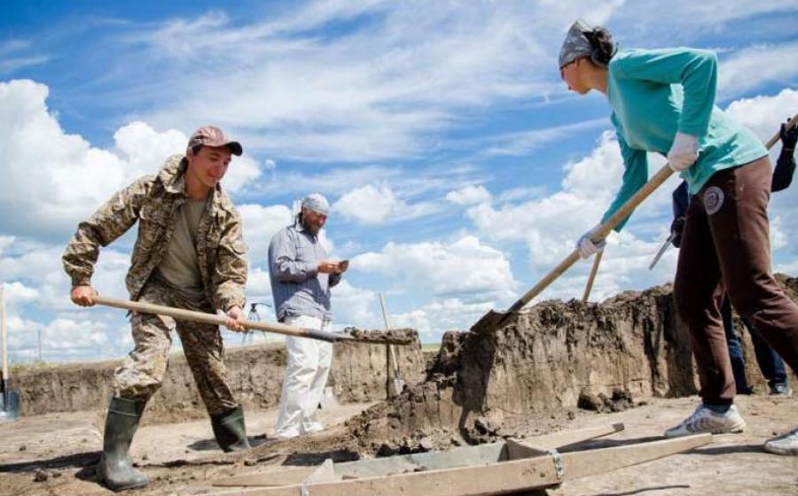 SUSU students researching a necropolis Kamenny Ambar-5