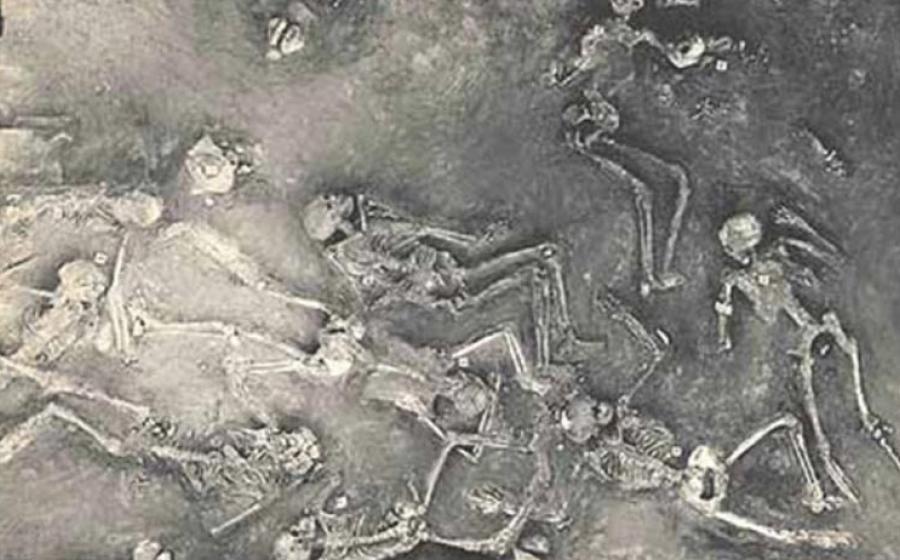 Painting of the many skeletons found at Mohenjo Daro (Pakistan), an exceptional ancient metropolis reduced to ruins for reasons unknown. 