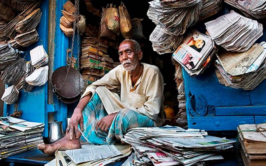 Paper bag maker in India. (© Jorge Royan / http://www.royan.com.ar / CC BY-SA 3.0)
