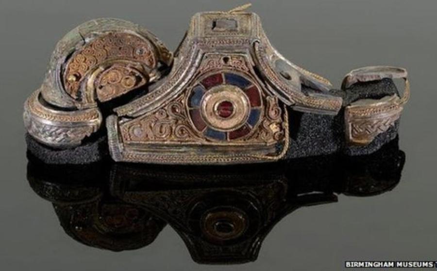 A conservator reconstructed the pommel of a sword of a person with high status. 