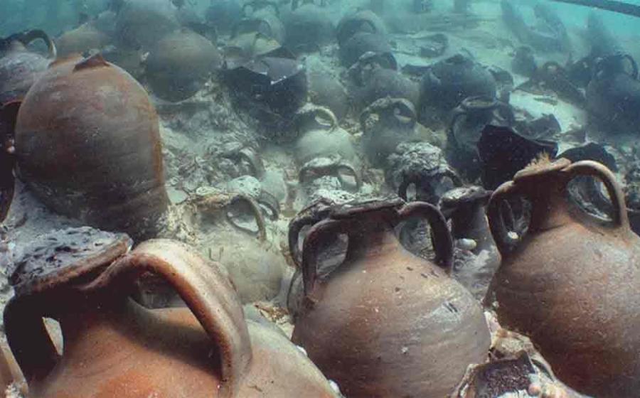 The tightly packed amphorae of the Ses Fontanelles Roman shipwreck. Source: Sebastià Munar Llabrés, Jaume Cardell, Carlos de Juan, Miguel Ángel Cau, Darío Bernal-Casasola, Llorenç Picornell & Enrique García Riaza / Archaeological and Anthropological Sciences.