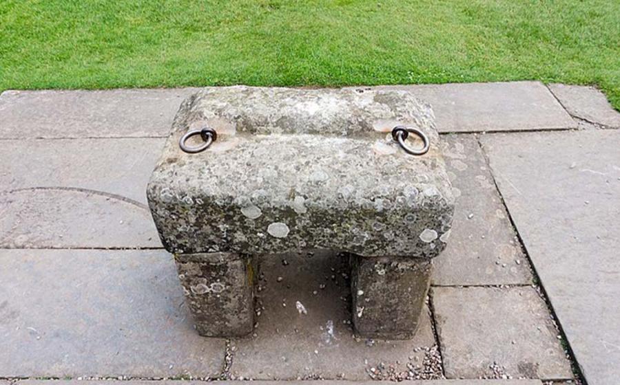 This is a replica of the stone, also known as the Stone of Destiny, upon which the kings of Scotland were crowned on Moot Hill. In 1296 it was captured by Edward I as spoils of war and taken to Westminster Abbey.  Source: (CrlNvl/CC BY SA 4.0)