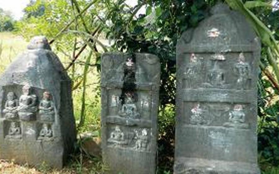 Tablets left in honor of family members who practiced Sallekhana