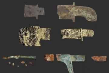 Fragments of the K7QW-TIE-1 meteorite iron artifact from Sanxingdui. 