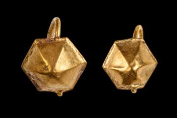 Gold earrings from the 1,750-year-old child’s grave at Stara Zagora.