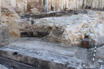Cross-section of the structure. On the right is the wall front facing the Main River, while in the foreground are the preserved timbers, nearly 2,400 years old