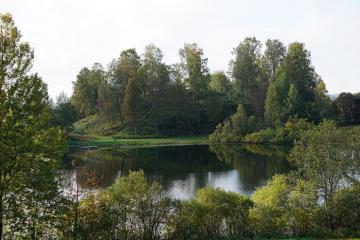 Raknehaugen rises above the southern shore of Lake Ljøgottjern