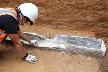 Excavation of the elite Roman lady’s coffin in Colchester