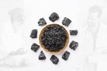 An arrangement of extracted shilajit.