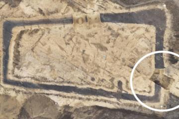 Aerial view of the Middle Neolithic trapezoidal ditch; the late medieval “earth tunnel” disturbance appears at lower right