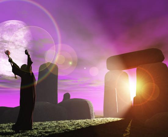 Druid greets the dawn at Stonehenge (heywoody  / adobe stock)