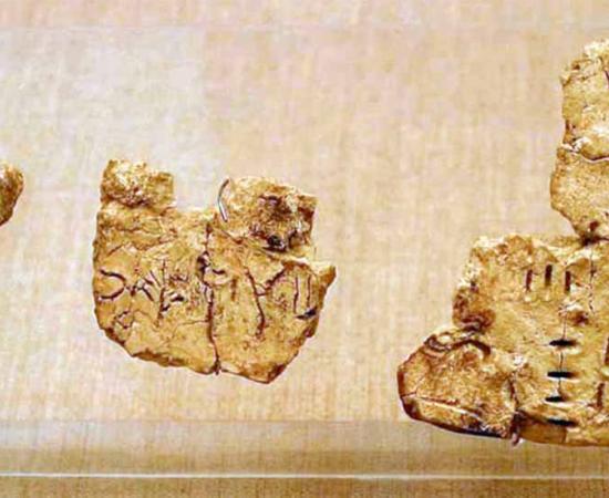 Linear A incised on tablets found in Akrotiri, Santorini / ancient Thera ( CC BY-SA 3.0)