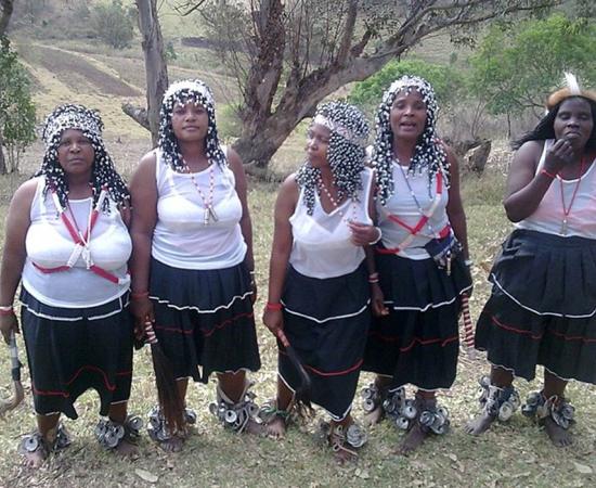 Five sangomas at an Umgido Ceremony in Zululand (Wizzy/ CC BY-SA 3.0)