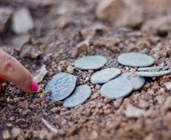 The Byzantine coins found near Jerusalem have been dated to around the time of a 614 siege. 