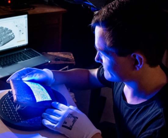 Ernst Stötzner during scanning a cuneiform tablet in order to decipher the text.  Source: Maike Glöckner/Uni Halle