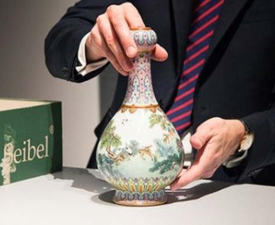 The Qing dynasty period porcelain vase 