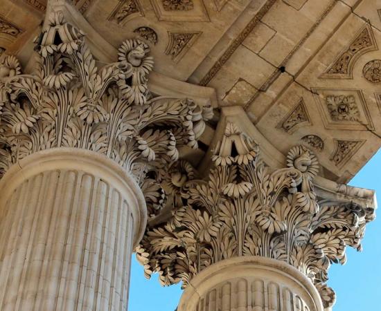 Acanthus leaves on Corinthian columns. Source: Aslan / Adobe Stock.