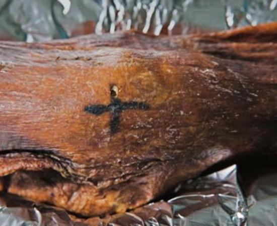A cross-shaped tattoo on Ötzi's knee.