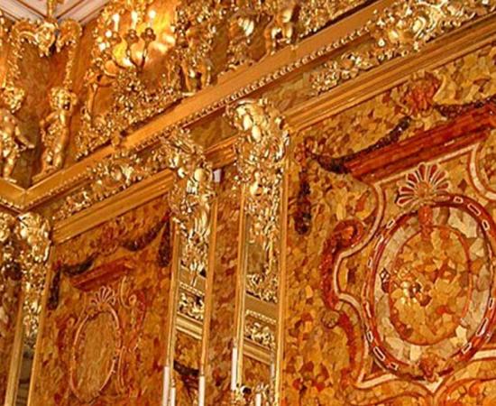 The reconstructed Amber Room. 	Source: Public Domain