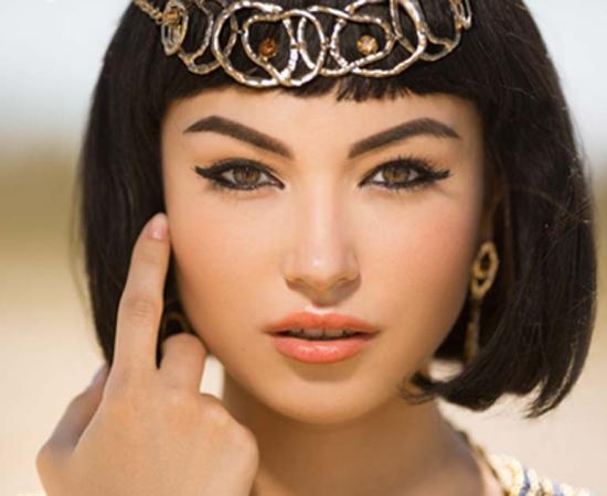 Beautiful woman with fashion make-up and hairstyle like Egyptian queen Cleopatra (EmotionPhoto / Adobe Stock)